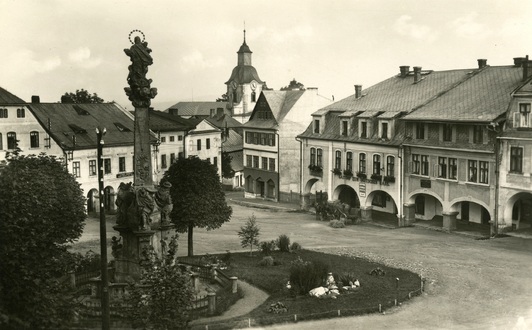 Náměstí v Žacléři 1.pol. 20. století - v hostinci Johannese Ziszky s názvem U německého domu , před kterým stojí povoz s koňmi, pobýval Josef Čapek v r. 1900
