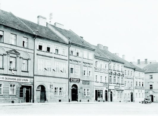 A contemporary photograph of the Small Square